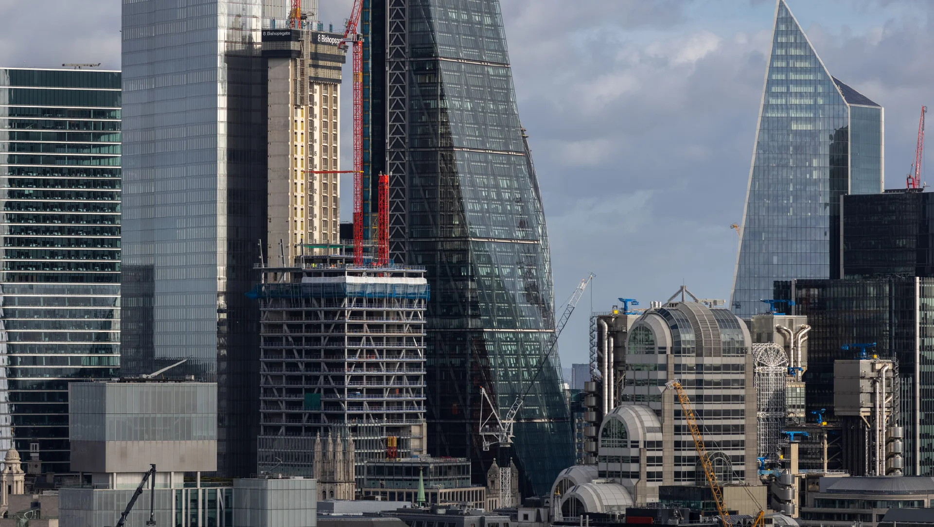 8 Bishopsgate under construction within the City of London skyline
