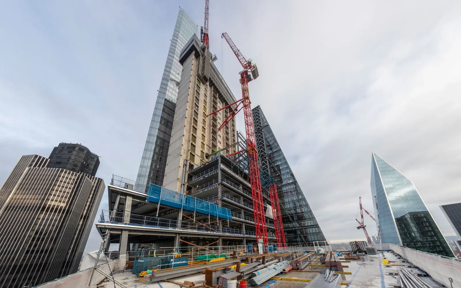8 Bishopsgate during construction, with the concrete cores and tower cranes visible